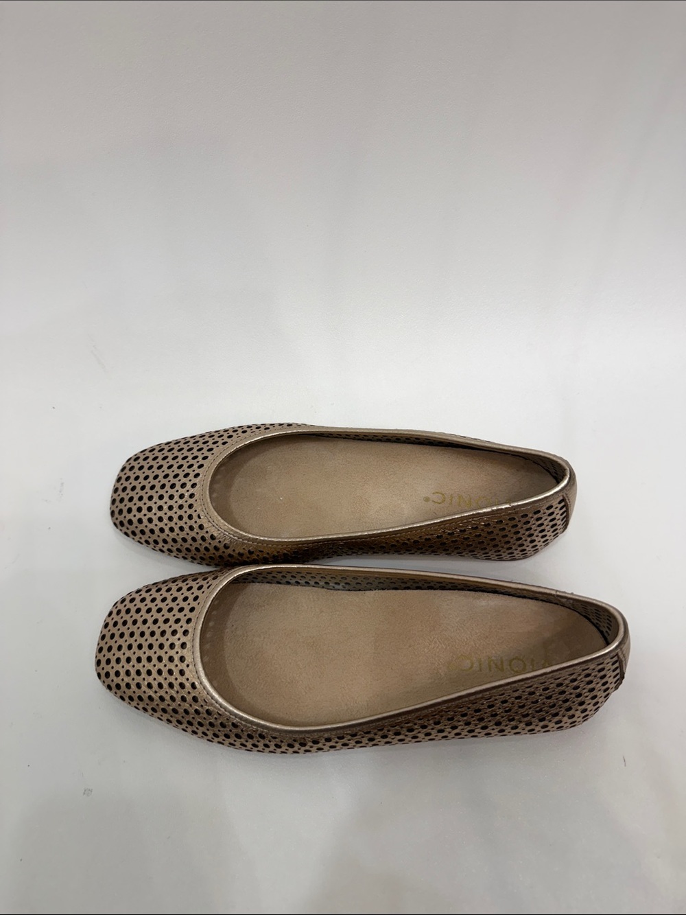 Vionic Orenda perforated metallic gold flats size 7.5
